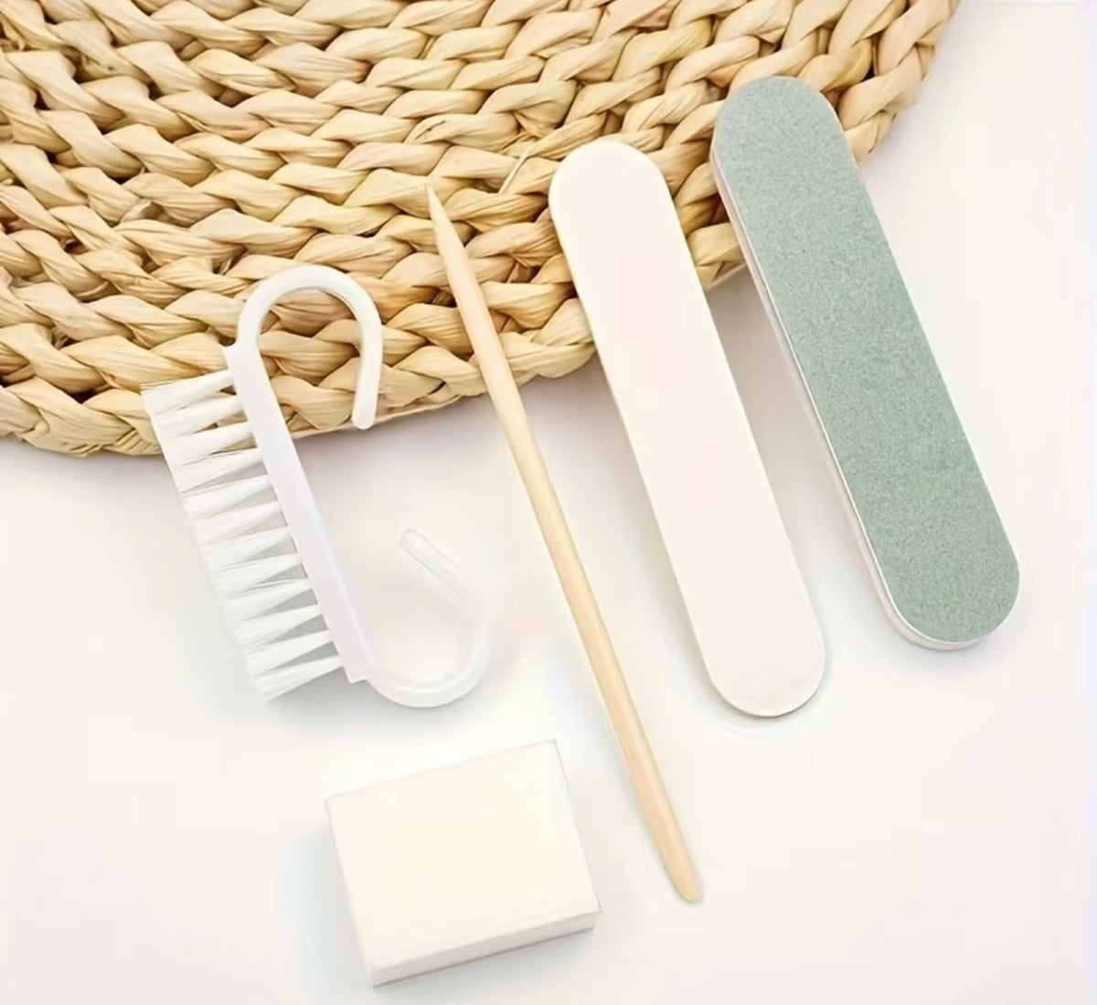     Kit de pose et dépose pour appliquer, ajuster et retirer facilement les nail patch sans abîmer les ongles naturels.