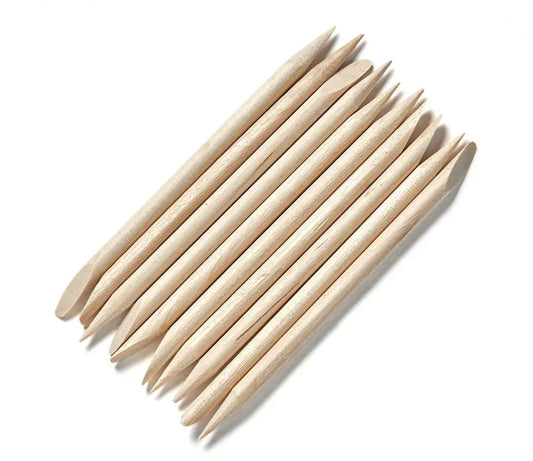Lot de bâtonnets en buis repousse-cuticules à usage unique pour une manucure précise et hygiénique.