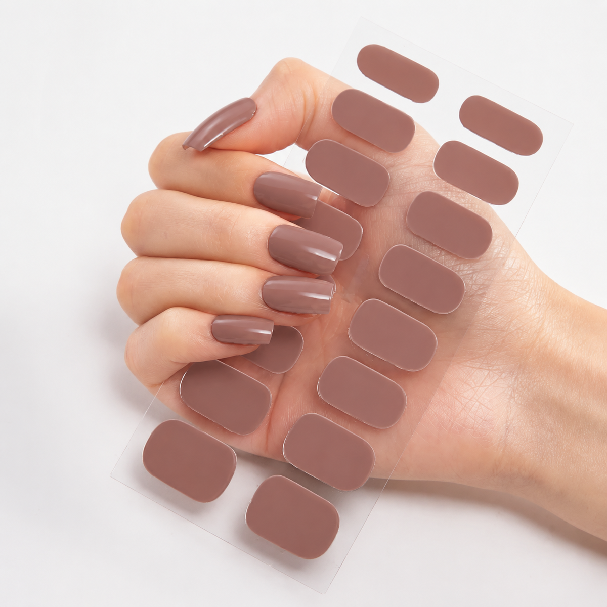     Manucure brune brillante réalisée avec des nail patchs