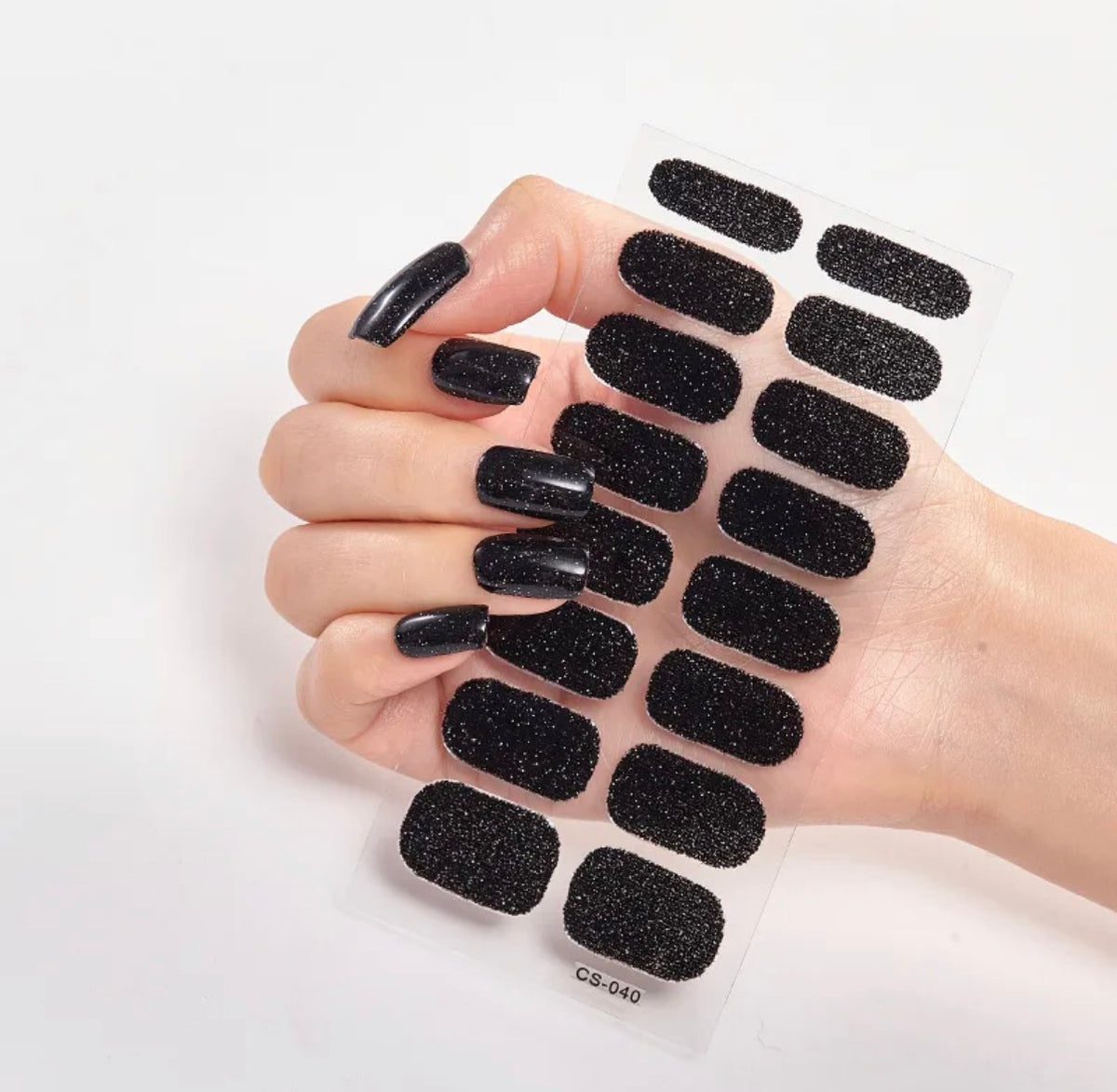 Manucure noire à paille