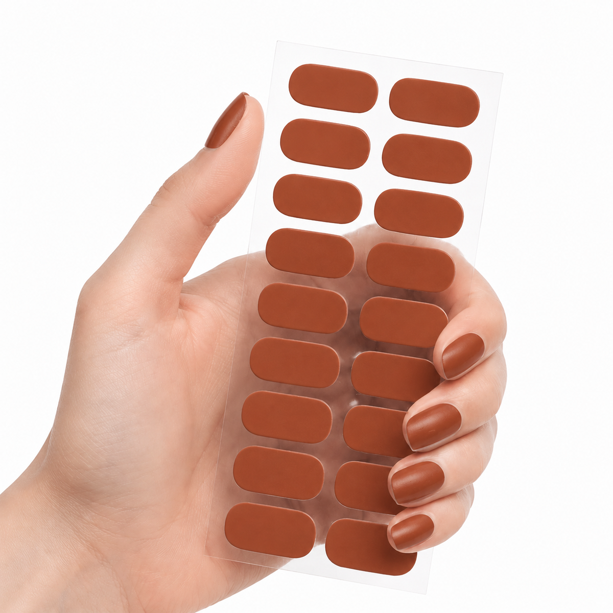     Main portant des stickers pour ongles marron
