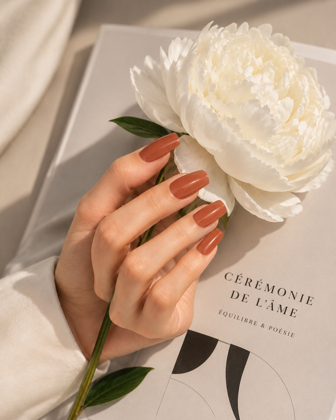     Manucure rapide avec des patchs pour ongles marron