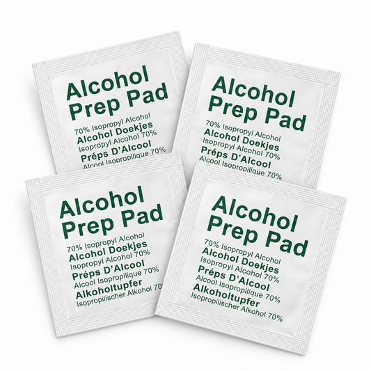 Quatre lingettes alcoolisées à 70 % pour nettoyer et préparer les ongles avant une manucure.