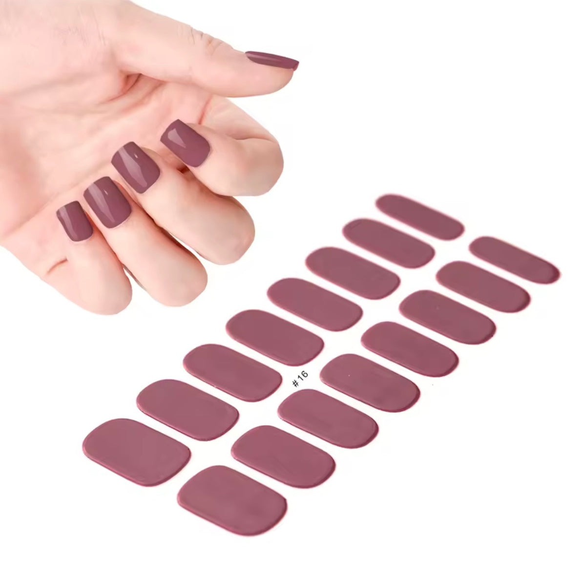     Manucure marron brillante réalisée avec des nail wraps en gel