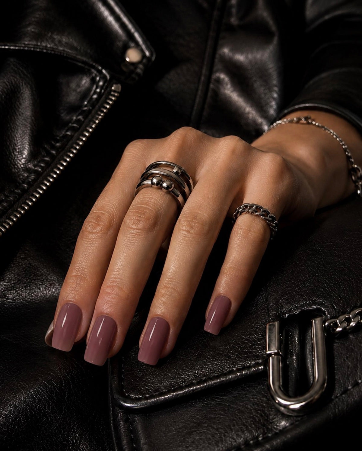     Manucure nude réalisée avec des patchs en gel semi-durci