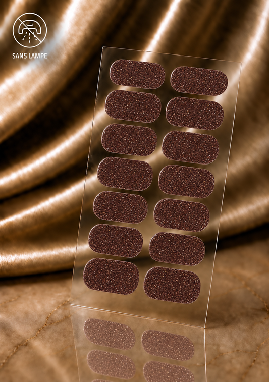     Manucure marron pailletée élégante et lumineuse